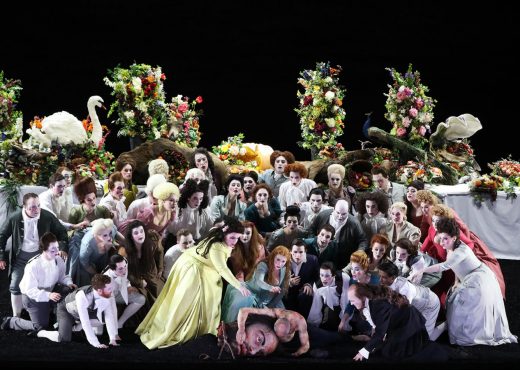 SAUL, Oratorio de G.F. Haendel, Direction musicale Laurence Cummings, Mise en scene Barrie Kosky, Choregraphie Otto Pichler, Costumes et decors Katrin Lea Tag, Lumieres Joachim Klein, Orchestre et Choeur Les Talens Lyriques, Theatre du Chatelet le 19 janvier 2020. Avec : Christopher Purves (Saul), Karina Gauvin (Merab), Anna Devin (Michal), David Shaw (remplacant) (Jonathan), Christopher Ainslie (David), Stuart Jackson (Le Grand Pretre, Doeg, Abner), John Graham Hall (La sorciere d’Endor) Danseurs : Robin Gladwin, Ellyn Hebron, Merry Holden, Edd Mitton, Gareth Mole, Yasset Roldan (photo by Patrick Berger)